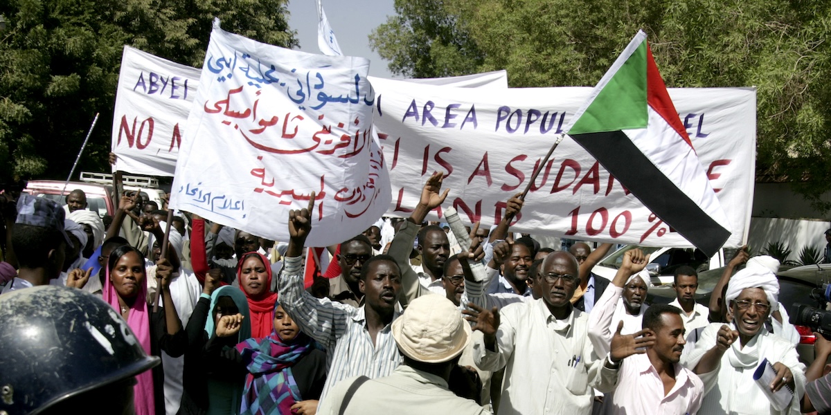 Persone della tribù dei Meseria protestano contro l'accordo che riconosce la regione di Abyei come territorio sudanese a Khartum, nel 2012