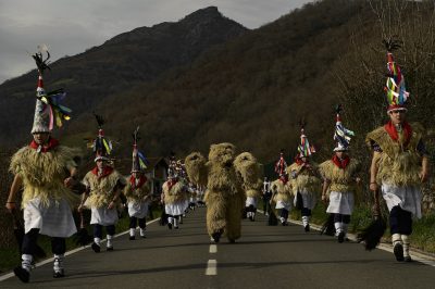 Un gruppo di persone mascherate per il carnevale di Ituren e Zubieta, che è uno dei più antichi d'Europa e si celebra nei due villaggi dei Pirenei, vicino ai Paesi Baschi. La foto è di lunedì.