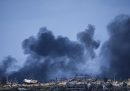 Il fumo provocato dai bombardamenti israeliani visto dal sud di Israele