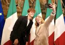 La presidente del Consiglio Giorgia Meloni scatta un selfie assieme al tennista Jannik Sinner, rientrato martedì in Italia dopo la vittoria degli Australian Open