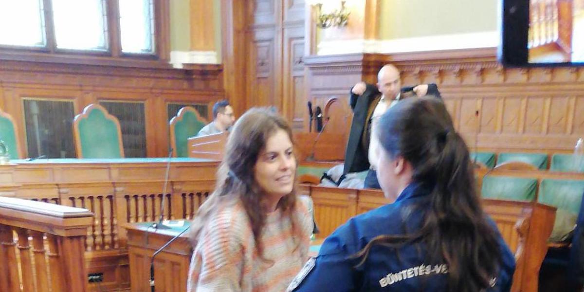 Foto di Ilaria Salis con un'agente di polizia in aula di tribunale