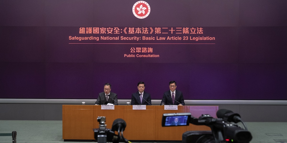 Una conferenza stampa del governo di Hong Kong a proposito della discussione della legge sulla sicurezza nazionale