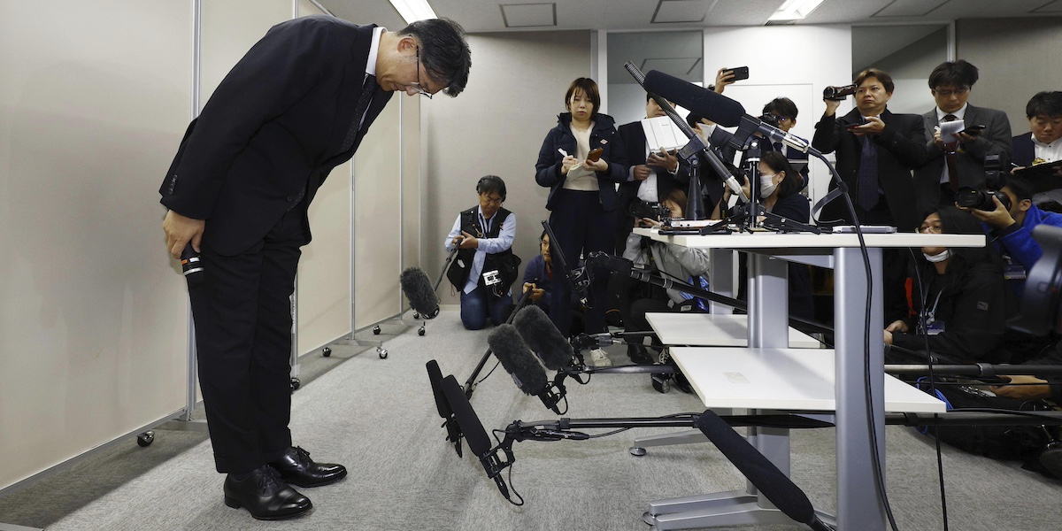 L'amministratore delegato di Toyota Koji Sato si inchina durante una conferenza stampa per scusarsi dei diversi problemi riscontrati negli ultimi mesi, lunedì 29 gennaio 2024