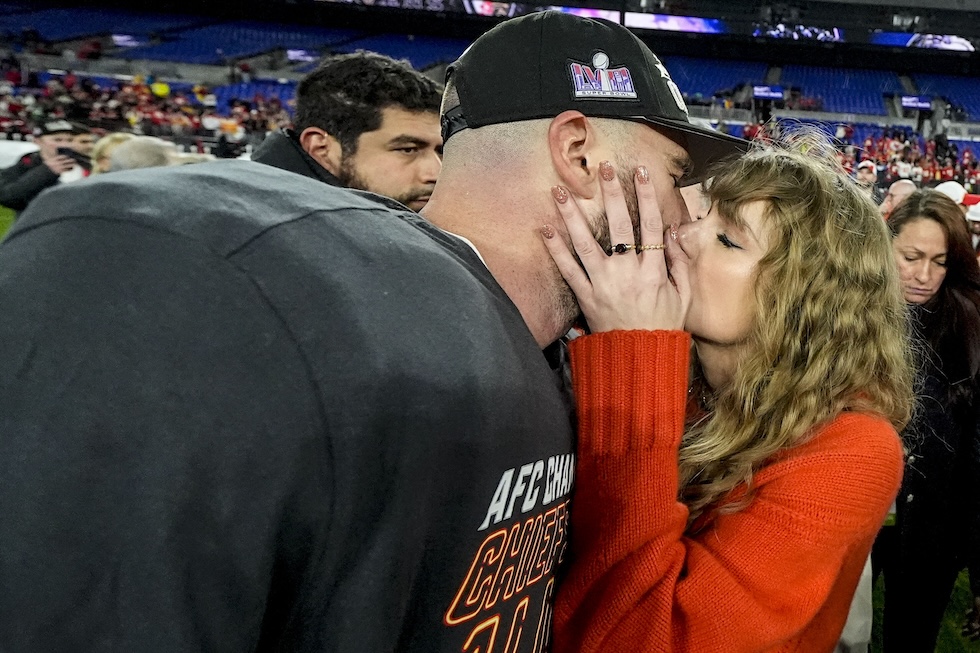 Taylor Swift bacia Travis Kelce dopo la fine della partita tra i Baltimore Ravens e i Kansas City Chiefs a Baltimora, domenica 28 gennaio