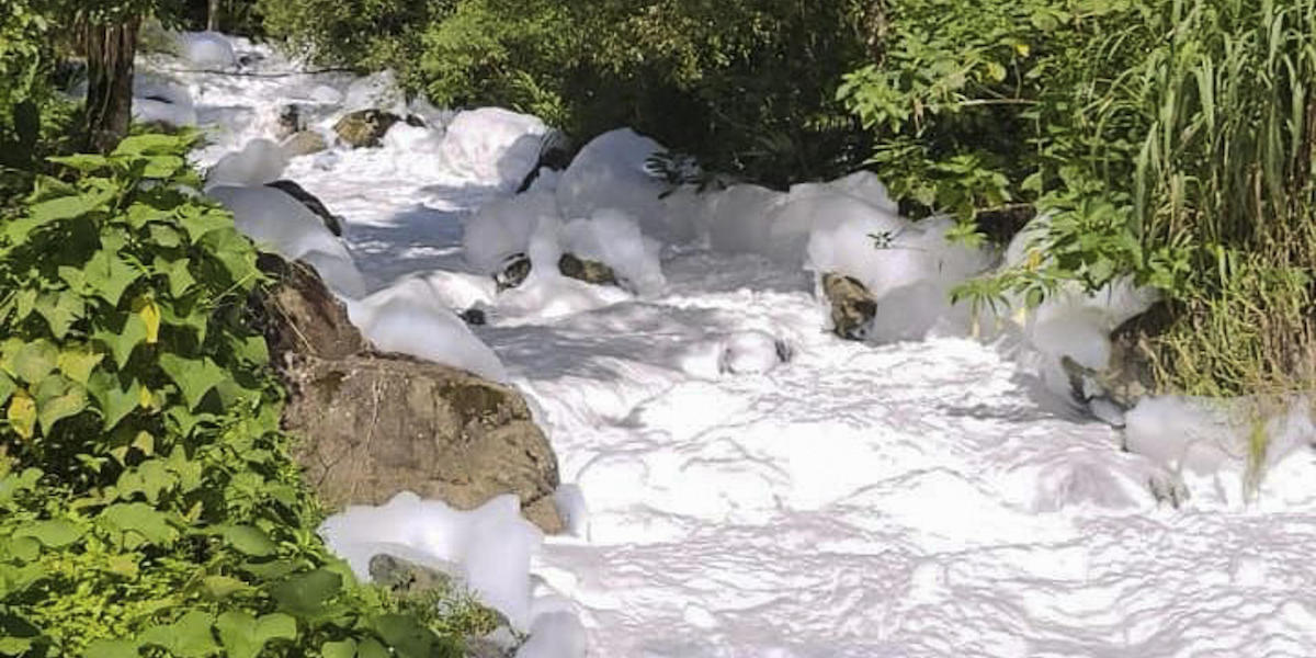 Il fiume brasiliano pieno di schiuma a causa dello sversamento di grosse quantità di acido nell’acqua