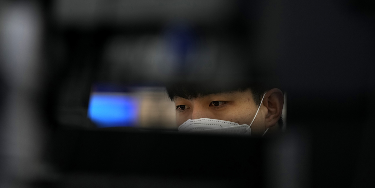 Un uomo coreano guarda lo schermo di un computer