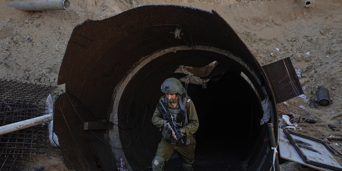 Un soldato israeliano esce da uno dei tunnel usati da Hamas nel nord della Striscia di Gaza