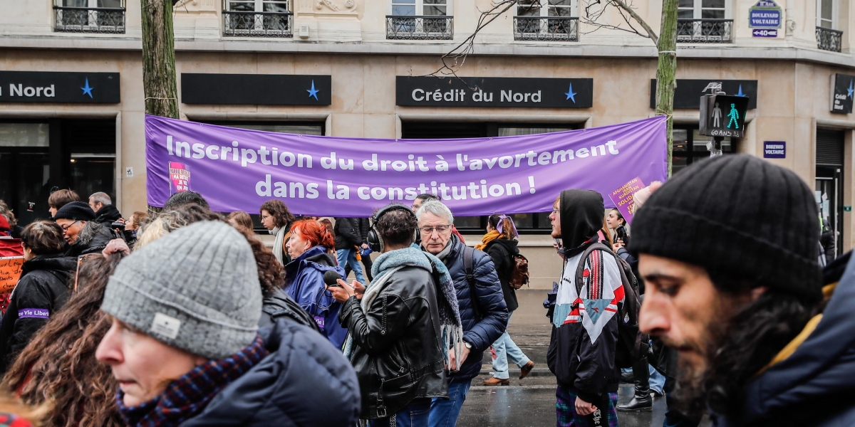 Uno striscione, appeso durante la giornata internazionale della donna a Parigi, che chiede l'inserimento del diritto all'aborto nella Costituzione (EPA/TERESA SUAREZ)