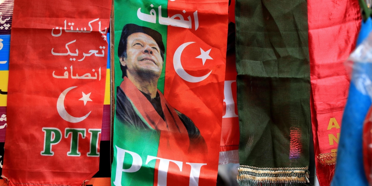 Il volto di Imran Khan su una bandiera del PTI, il suo partito (EPA/BILAWAL ARBAB)