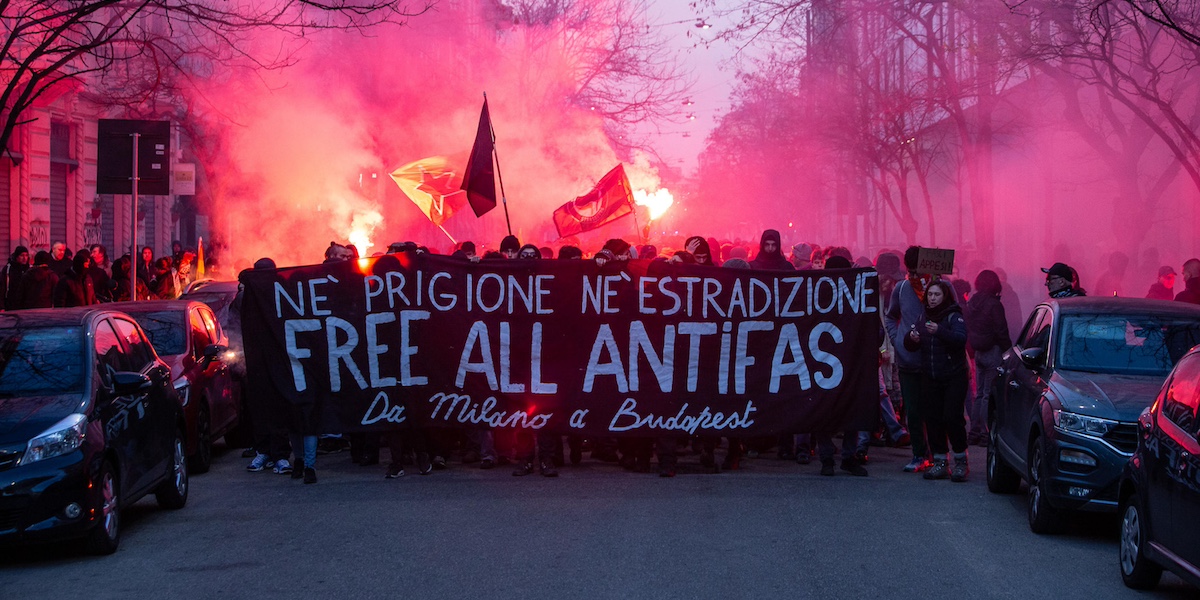 Una manifestazione a sostegno di Ilaria Salis a Milano, il 13 gennaio 2024 (ANSA/DAVIDE CANELLA)
