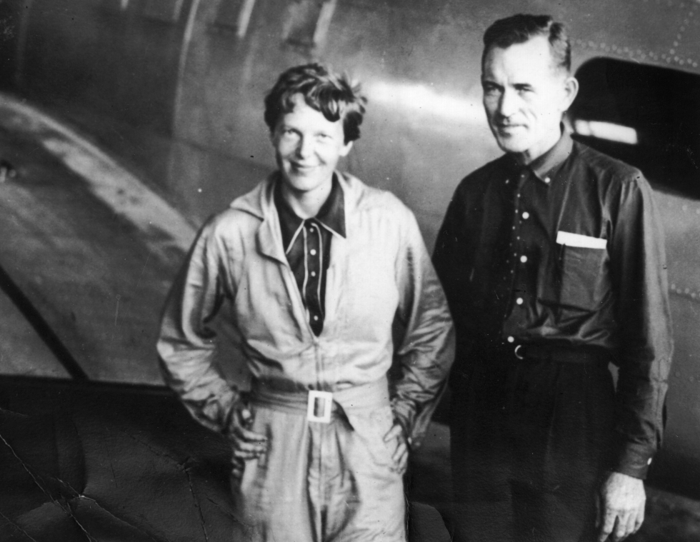 Amelia Earhart e Fred Noonan un mese prima della loro scomparsa davanti ad un aereo