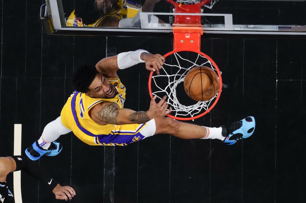 Il cestista dei Los Angeles Lakers Christian Wood durante la partita di martedì sera contro gli Atlanta Hawks