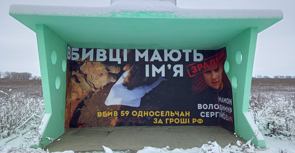 La pensilina degli autobus di Hroza, nell'est dell'Ucraina, con messaggi contro chi collabora con la Russia
