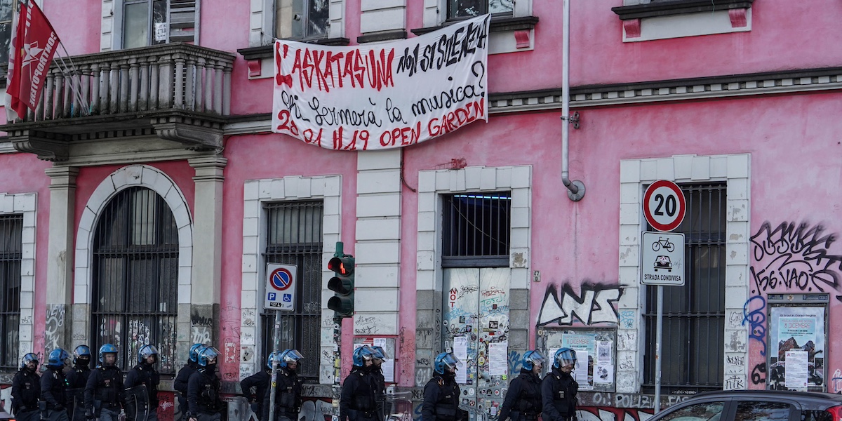 Poliziotti davanti al centro sociale Askatasuna durante il corteo e presidio di solidarietà ad Alfredo Cospito a Torino, il 31 gennaio 2023