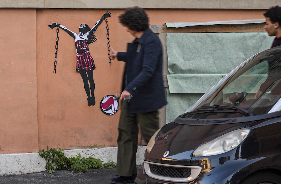 Un murale dedicato a Ilaria Salis, la 39enne milanese detenuta da quasi un anno a Budapest, vicino all'ambasciata ungherese