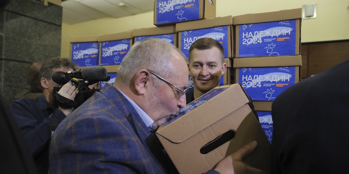 Boris Nadezhdin bacia una delle scatole contenenti i moduli con le firme necessarie per presentare la sua candidatura