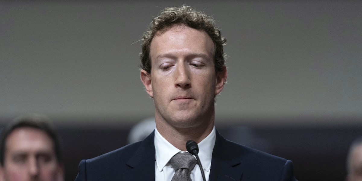 Il CEO di Meta Mark Zuckerberg durante l'udienza al Senato