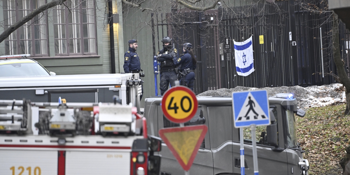 Agenti di polizia fuori dall'ambasciata (Henrik Montgomery/TT News Agency via AP)