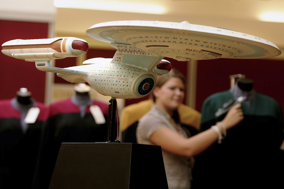 Un modellino della USS Enterprise di Star Trek su un supporto