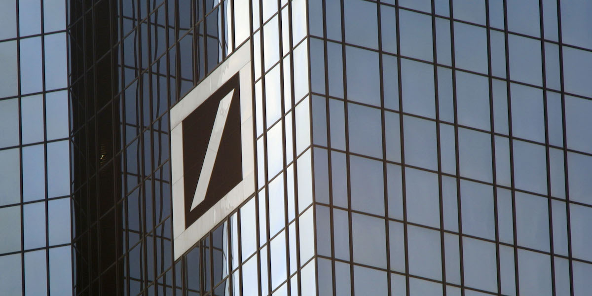 Foto del logo di Deutsche Bank su uno dei suoi edifici a Francoforte, in Germania