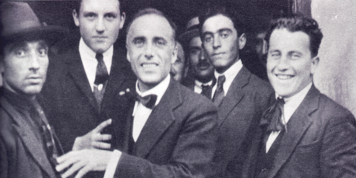 Giacomo Matteotti, al centro, nell'ultima foto prima del rapimento e dell'assassinio, 1924 (via Wikimedia)