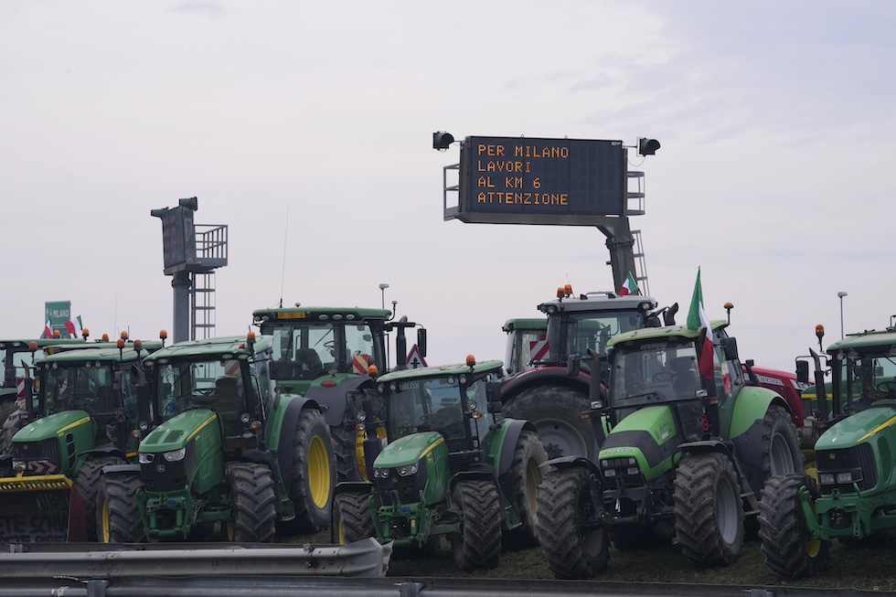 Trattori vicino al casello dell'autostrada di Melegnano, a sud di Milano