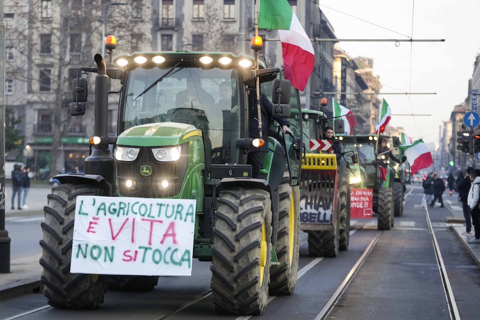 Trattori a Milano con le bandiere dell'Italia