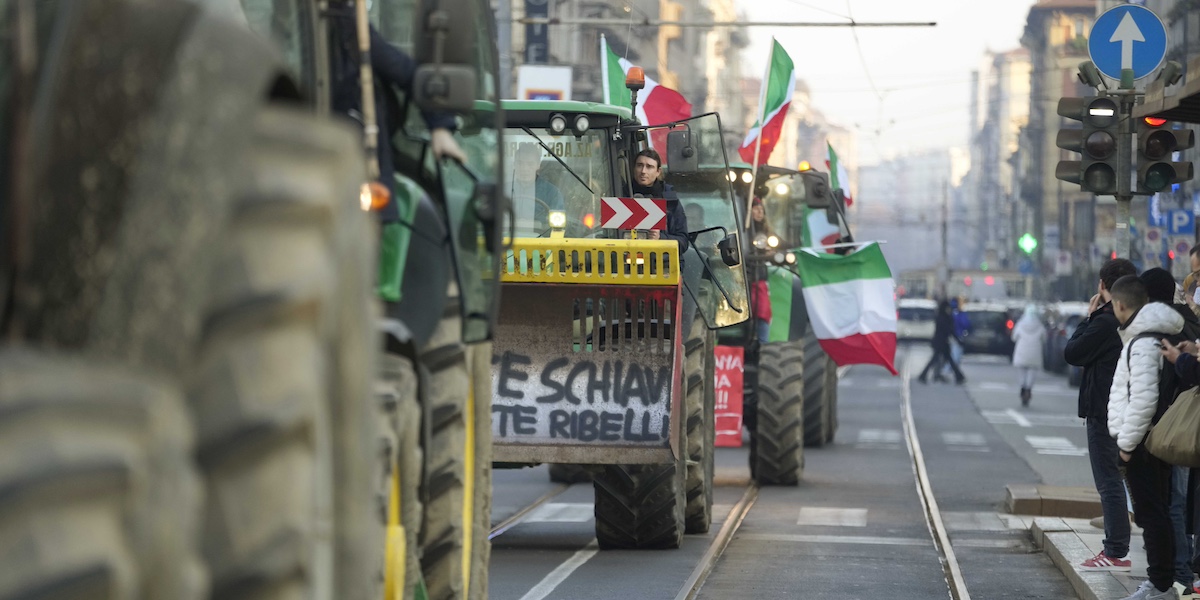 Trattori a Milano con le bandiere dell'Italia