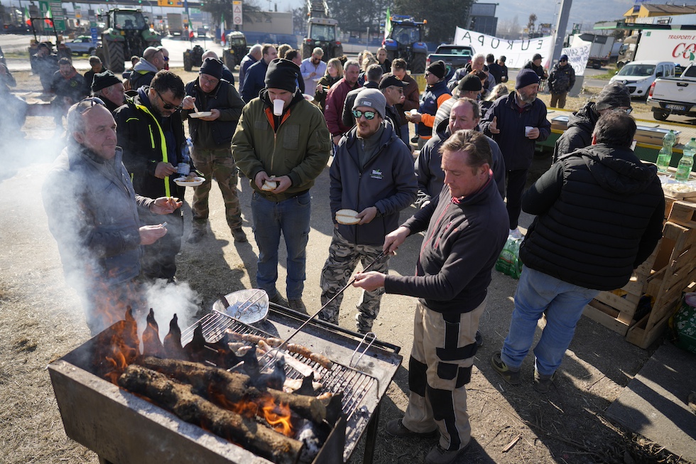 Agricoltori mangiano a Melegnano, sud Milano