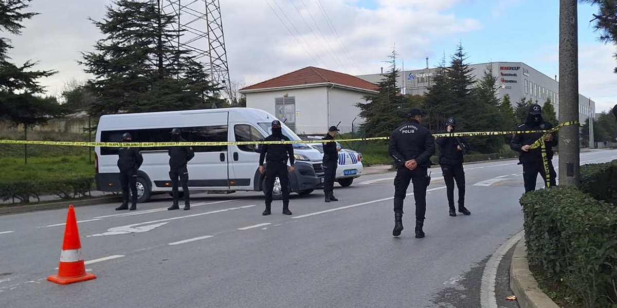 La polizia circonda e isola la sede dell'azienda Procter & Gamble a Gebze (Dia Images via AP)