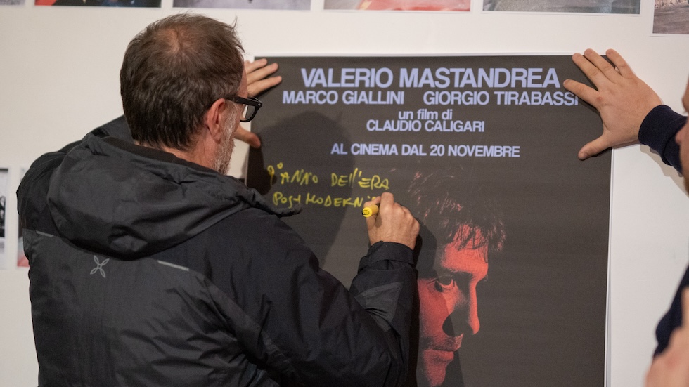 Foto dell'attore Valerio Mastandrea che firma la locandina del film diretto da Claudio Caligari prima della proiezione al Post-Modernissimo