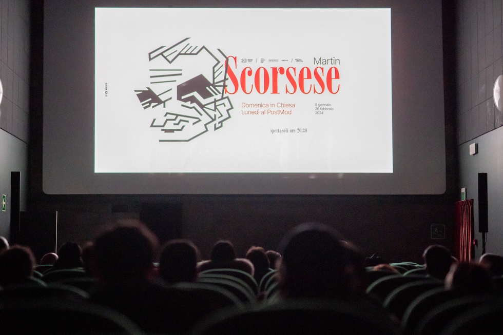 Foto dell'interno di una sala del cinema Post-Modernissimo a Perugia, sullo schermo la retrospettiva dedicata al regista Martin Scorsese
