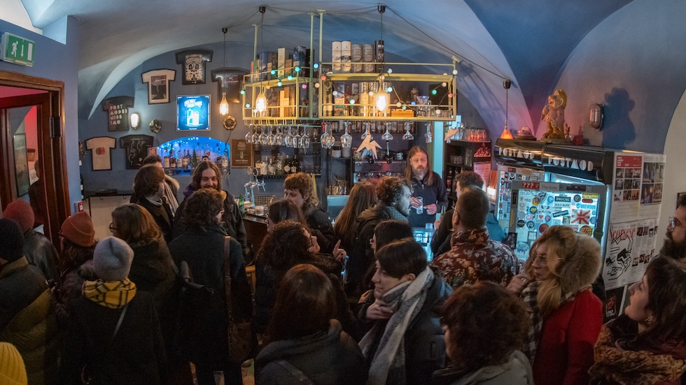 Foto di persone al bar del Post-Modernissimo a Perugia