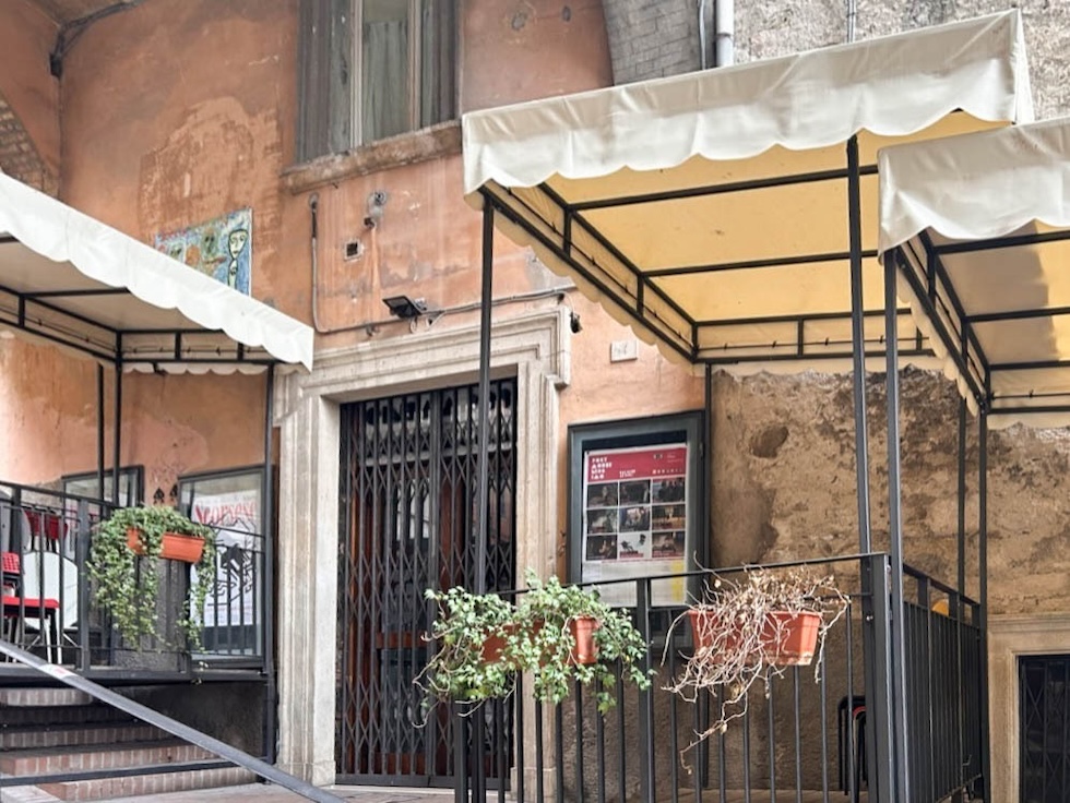 Una foto dell'esterno del cinema Post-Modernissimo a Perugia