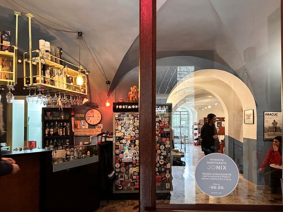 Una foto del bar del cinema Post-Modernissimo a Perugia