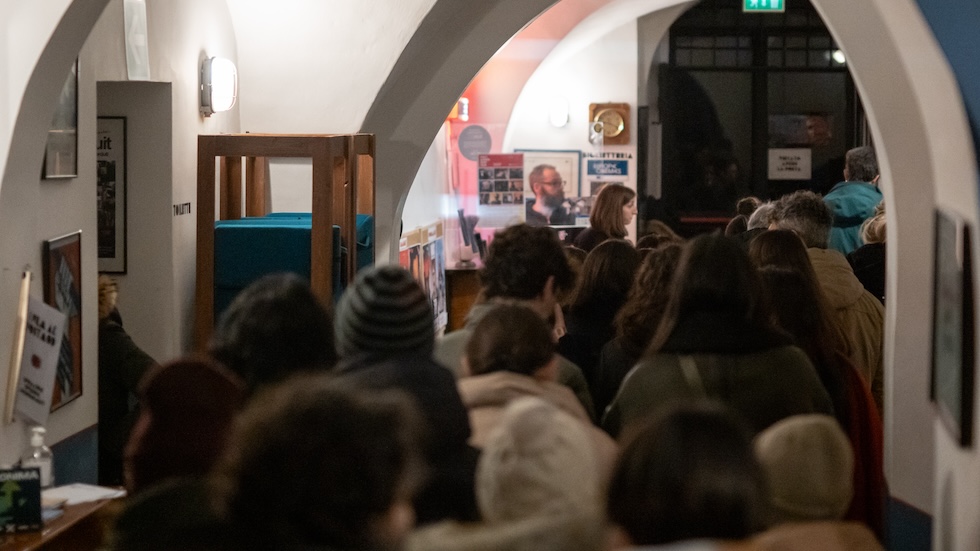 Una foto di persone in fila alla biglietteria del cinema Post-Modernissimo a Perugia