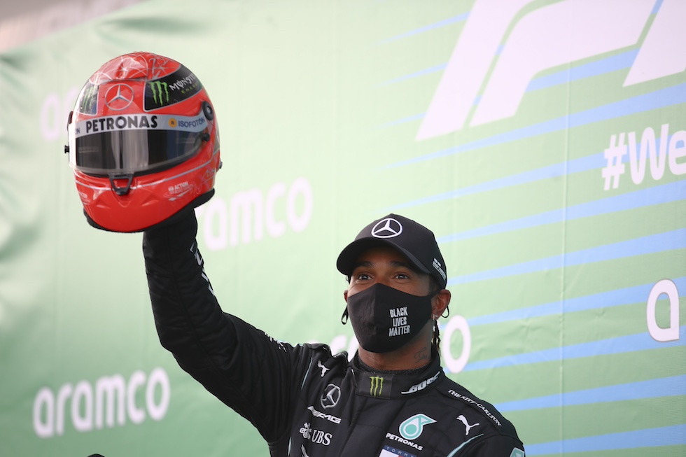 Lewis Hamilton solleva una replica del casco di Michael Schumacher