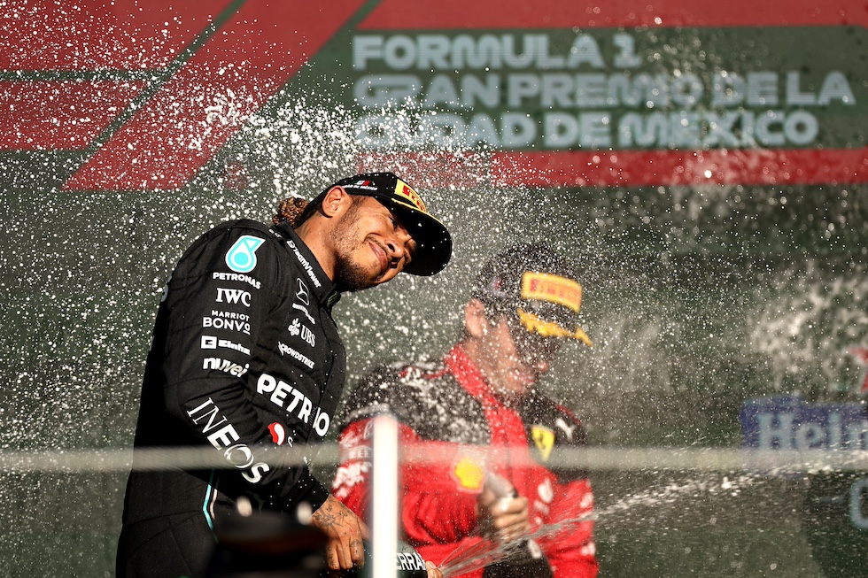 Hamilton e Leclerc spruzzano champagne su un podio 