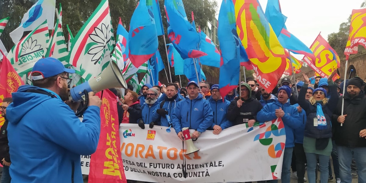 Operai, sindacati e imprenditori durante una manifestazione contro la chiusura dell'ex Ilva a Taranto, il 29 gennaio 2024 (ANSA/ Angelo Ingenito
