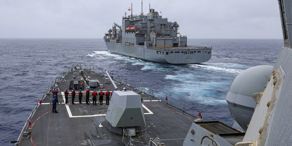 Una nave militare statunitense e una nave cisterna (Mass Communication Specialist 2nd Class Justin Stack/U.S. Navy via AP)