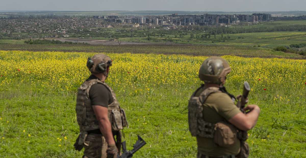 Soldati ucraini davanti alla cittadina di Bakhmut nel giugno del 2023