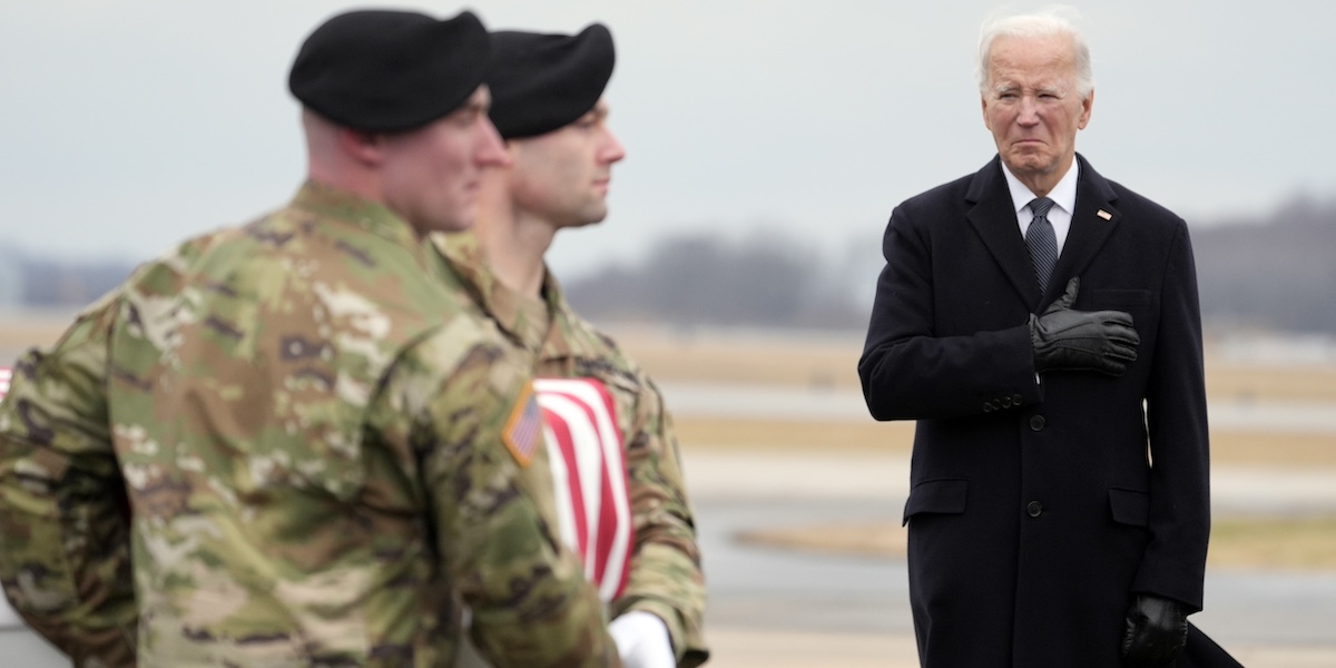 Il presidente degli Stati Uniti Joe Biden alla cerimonia per il rientro in patria delle salme dei soldati uccisi in Giordania (AP Photo/Alex Brandon)