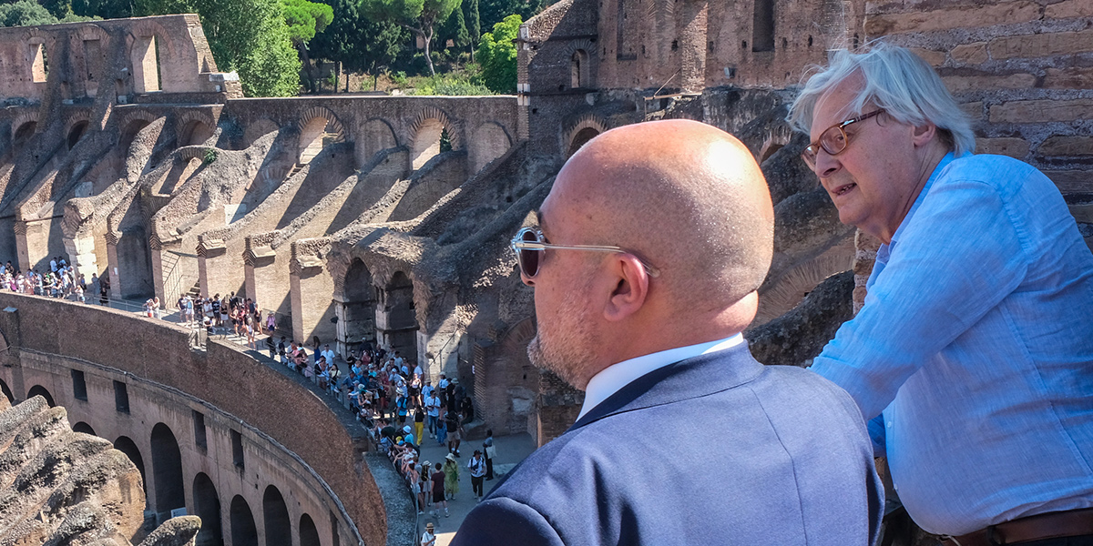 Sangiuliano e Sgarbi a una mostra al Colosseo, a Roma, il 15 agosto 2023 (Mauro Scrobogna/LaPresse)