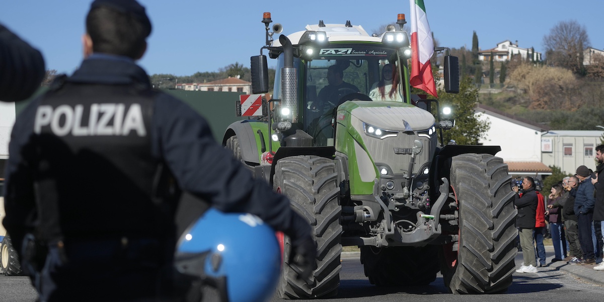 Agricoltori protestano vicino a Orte, in Lazio (AP Photo/Gregorio Borgia)