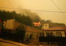 Case in fiamme e cielo rosso a causa degli incendi in Cile