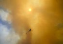 Un elicottero nel cielo rosso a causa degli incendi