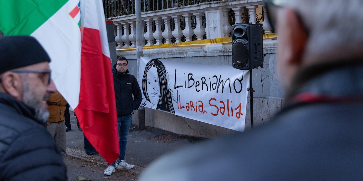 Un cartellone con scritto: "Liberiamo Ilaria Salis" durante una manifestazione a Roma