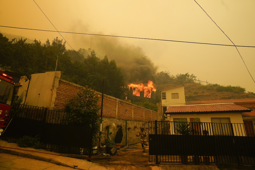 Case in fiamme e cielo rosso a causa degli incendi in Cile
