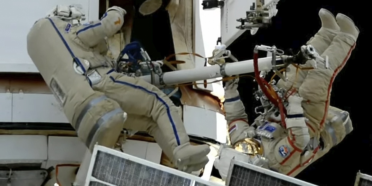 I cosmonauti russi Oleg Kononenko e Nikolai Chub, nelle loro tute spaziali, mentre lavorano all’esterno della Stazione Spaziale Internazionale