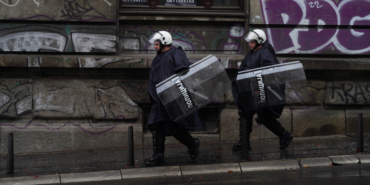 Agenti di polizia a Belgrado durante la parata del Pride, nel 2022 (Andreea Campeanu/Getty Images)